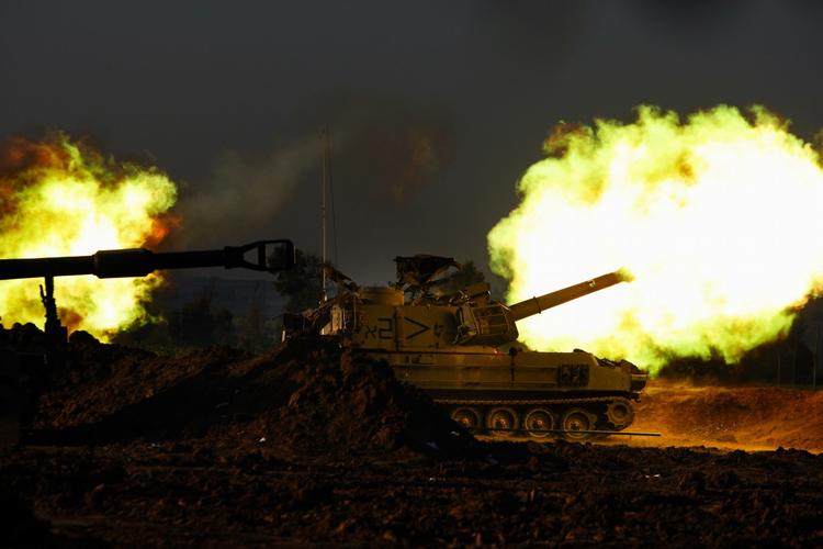 Krigen optrappes og nærmer sig byerne. En israelsk kampvogn skyder lørdag morgen fra grænsen og ind over Gazastriben. 