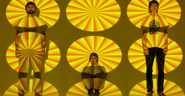 Farlig leg. Når man eksperimenterer med syre, popharmonier og brækkede rytmer, kan man let komme galt af sted. Men amerikanske Animal Collective har fundet det rette blandingsforhold.  Foto: Taka Imamura/Playground 