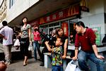 I Asien er håbet den bærende følelse, skriver Dominique Moïsi i sin geo- politiske analyse. Gadeliv i Beijing foran en kinesisk McDonald’s. Arkivfoto: Jacob Ehrbahn