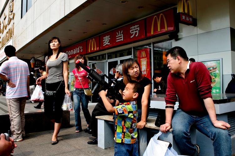 I Asien er håbet den bærende følelse, skriver Dominique Moïsi i sin geo- politiske analyse. Gadeliv i Beijing foran en kinesisk McDonald’s. Arkivfoto: Jacob Ehrbahn