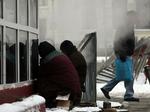 To hjemløse i Bulgariens kulderamte hovedstad Sofia prøver at få varmen. Bulgarien er et af de lande, der er hårdest ramt af den russisk-ukrainske gaskonflikt. 