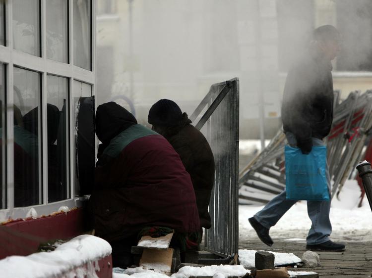 To hjemløse i Bulgariens kulderamte hovedstad Sofia prøver at få varmen. Bulgarien er et af de lande, der er hårdest ramt af den russisk-ukrainske gaskonflikt. 