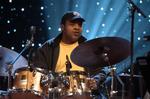 audiens. Den amerikanske jazzvirtuos Jeff 'Tain' Watts' mange talenter har bragt ham vidt omkring. Torsdag aften spillede han med DR Big Band i Copenhagen JazzHouse. Polfoto 