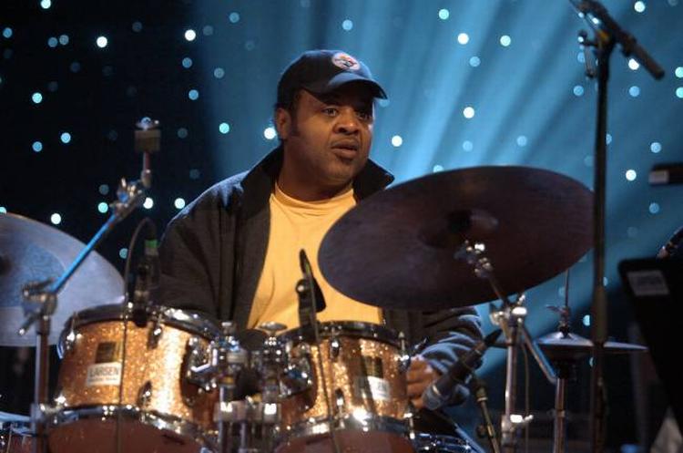 audiens. Den amerikanske jazzvirtuos Jeff 'Tain' Watts' mange talenter har bragt ham vidt omkring. Torsdag aften spillede han med DR Big Band i Copenhagen JazzHouse. Polfoto 