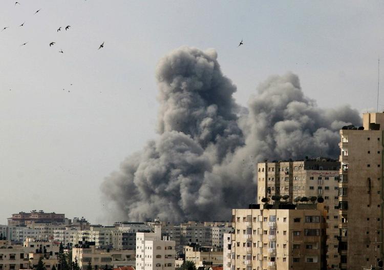 Tyk, sort røg står lørdag op mod himlen i Gaza efter nye israelske luftangreb. 