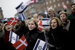 En pro-israelsk demonstration til støtte for Israels ret til at forsvare sig sang den danske og israelske nationalsang på Rådhuspladsen i København. 