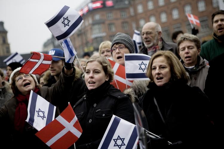 En pro-israelsk demonstration til støtte for Israels ret til at forsvare sig sang den danske og israelske nationalsang på Rådhuspladsen i København. 