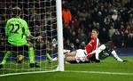 Nicklas Bendtner kommer først på indlægget og sender bolden i mål bagJussi Jääskeläinen i Bolton-målet. 