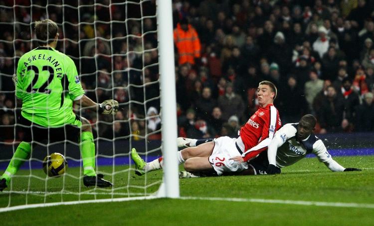 Nicklas Bendtner kommer først på indlægget og sender bolden i mål bagJussi Jääskeläinen i Bolton-målet. 