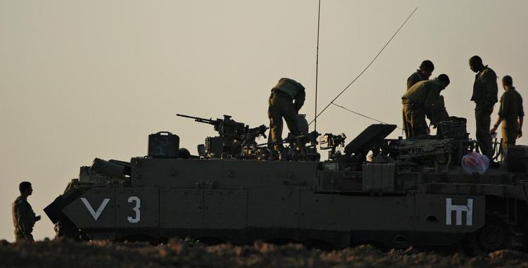 De israelske soldater kan være på vej ind i Gaza By. Israel advarer om, at krigen vil blive optrappet. 