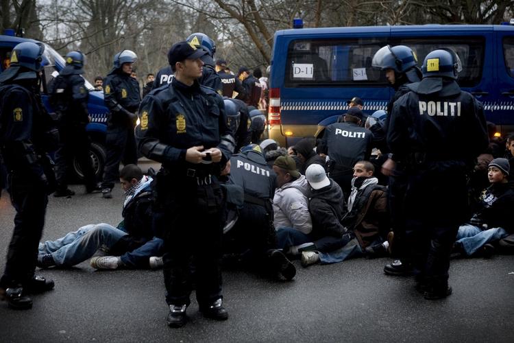 Politiet i gang med at foretage masseanholdelse i Gothersgade. 