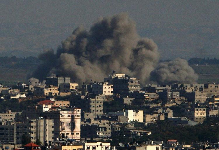 Eksplosioner nær Gaza By. Røg fra israelske militære operationer i Gaza By i går. Israel rykker nærmere på krigens såkaldte 'tredje fase', som vil foregå i byer og flygtningelejre. 