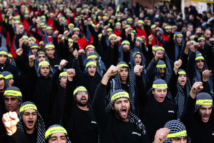 Hizbollah-tilhængere fejrer en religiøs højtid på gaden i Beirut i denne uge. 