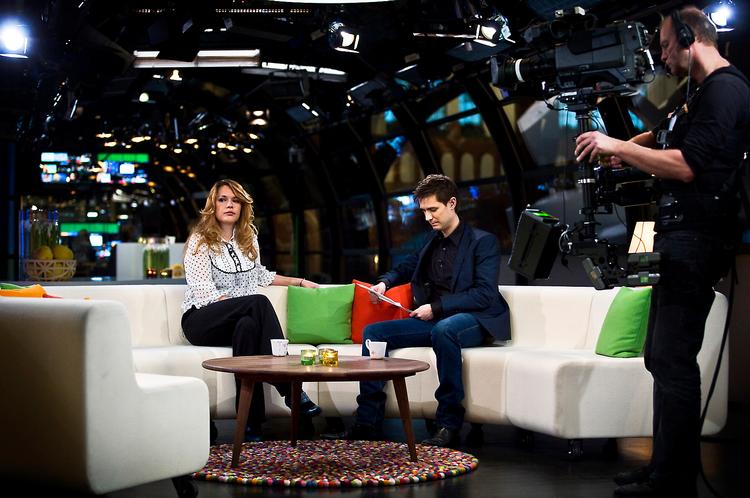 Filmanmelder Louise Kidde Sauntved (tv.) er lovlig optaget af de mandlige skuespilleres sexappel, mener Bo Tao Michaëlis. Til højre studievært Morten Resen. Foto: Tobias Selnæs Markussen 