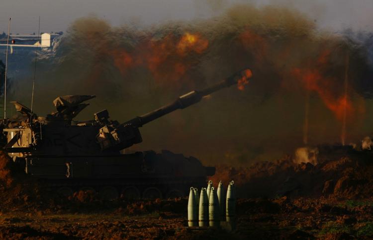 En kampvogn fyrer granater af i en militær operation inde i Gaza. Granater jævnede en svensk støttet akut lægeklinik med jorden. 