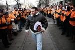 En tidligere Guantánamofange, Murat Kurnaz, deltog i demonstrationen foran den amerikanske ambassade i København. 