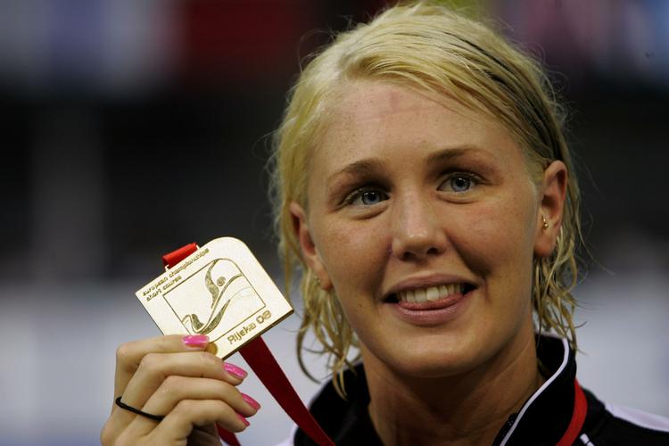 Jeanette Ottesen vandt fire medaljer ved kortbane-EM i december, og i weekenden satte hun den første rekord i dansk idræt. 