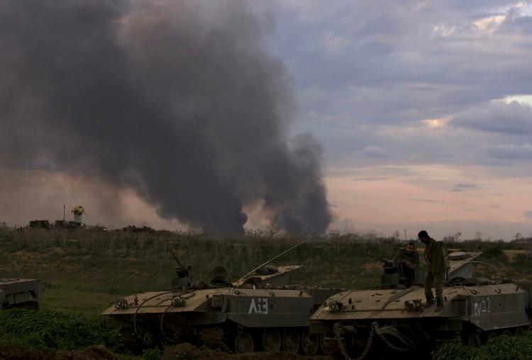 Endnu en dag stod røgen op over Gaza By som det synlige bevis på de israelske angreb. 