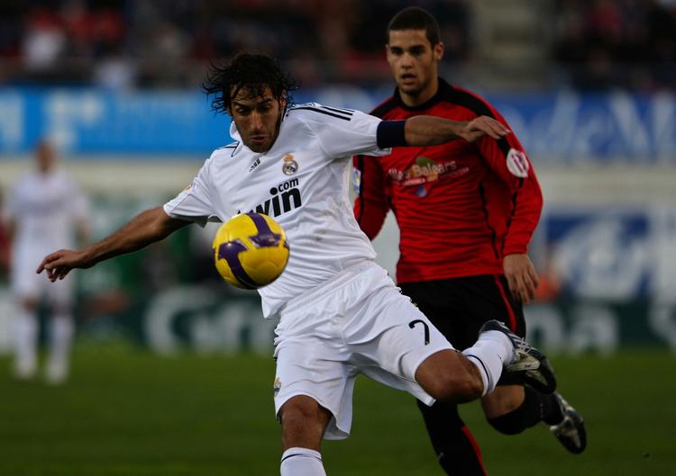 Real Madrid-angriberen Raúl - her med front mod målet - scorede til 2-0 mod Mallorca. 