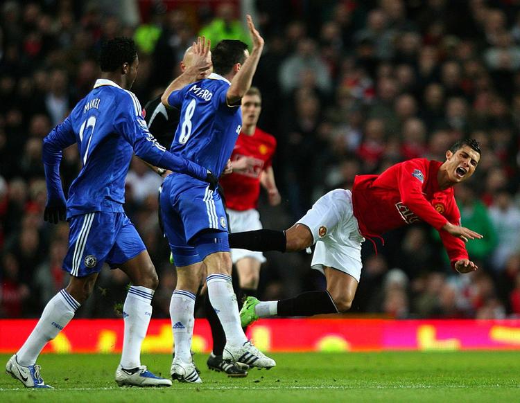 Cristiano Ronaldo fik underkendt en scoring mod Chelsea, fordi linjevogteren ikke ville acceptere den måde, United udførte en hjørnesparkskombination på. 