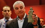 Zahi Hawass, der er ansvarlig for Egyptens antikviteter, står med den bronzestatue, som Irak har fået tilbage. 