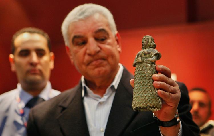 Zahi Hawass, der er ansvarlig for Egyptens antikviteter, står med den bronzestatue, som Irak har fået tilbage. 