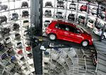 En ny Golf V bliver løftet ud af Volkswagens distributionscenter i Wolfsburg. 