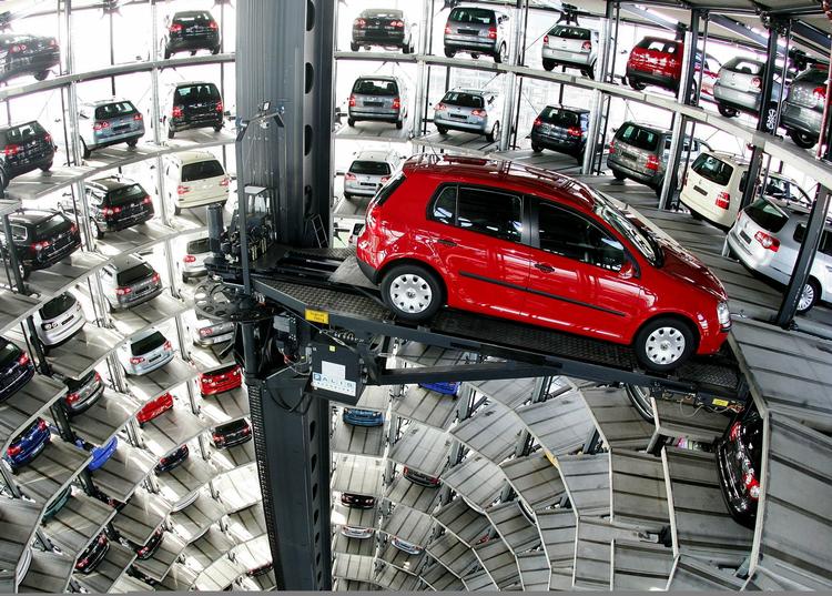 En ny Golf V bliver løftet ud af Volkswagens distributionscenter i Wolfsburg. 