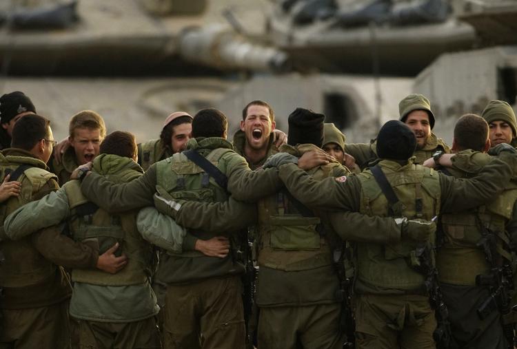 Israelske soldater sang slagsange, inden de rykkede ind i Gaza i går. 