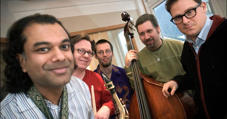 Kvintetten Real People er et eksempel på en gruppe unge musikere, der blot taler musikkens universelle sprog, og så i øvrigt giver pokker i, hvor de kommer fra. 