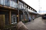 På Københavns Idrætsefterskole er eleverne så småt begyndt at vende tilbage, efter at de alle valgte at forlade skolen torsdag, hvor det kom frem, at en enkelt elev var smittet med fnat. Alle har været i behandling, når de vender tilbage til skolen. 