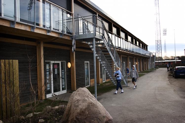 På Københavns Idrætsefterskole er eleverne så småt begyndt at vende tilbage, efter at de alle valgte at forlade skolen torsdag, hvor det kom frem, at en enkelt elev var smittet med fnat. Alle har været i behandling, når de vender tilbage til skolen. 