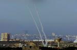To raketter affyres fra Gaza med retning mod Israel. Ifølge den militære israelske efterretningstjeneste er antallet af angreb fra Gaza halveret efter offensive mod det palæstinensiske område. 