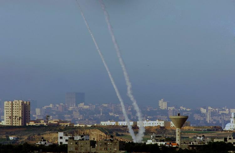 To raketter affyres fra Gaza med retning mod Israel. Ifølge den militære israelske efterretningstjeneste er antallet af angreb fra Gaza halveret efter offensive mod det palæstinensiske område. 