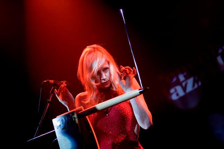 Dorrit Chrysler tryllebandt publikum med den mærkværdige, russiske theremin, men havde ikke den musikalske ballast til at komme udover den umiddelbare fascination. 