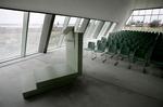 Hellig Kors Kirke i Jyllinge indeholder trods sin minimaliske stil det, der skal til. Her den meget enkelt udformede prædiskestol. 
