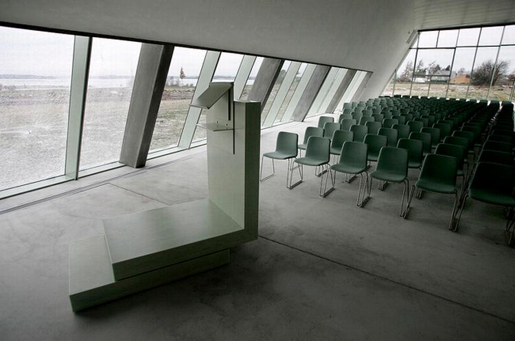 Hellig Kors Kirke i Jyllinge indeholder trods sin minimaliske stil det, der skal til. Her den meget enkelt udformede prædiskestol. 