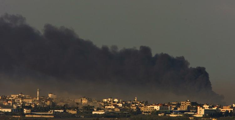 Røg over Gaza efter at israelsk militær har ramt byen igen i morges. 