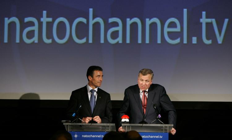 Statsminister Anders Fogh Rasmussen sammen med Nato's generalsekretær, Jaap de Hoop Scheffer. Fogh er blandt favoritterne til at overtage posten som Nato's øverste chef. Arkivfoto. 