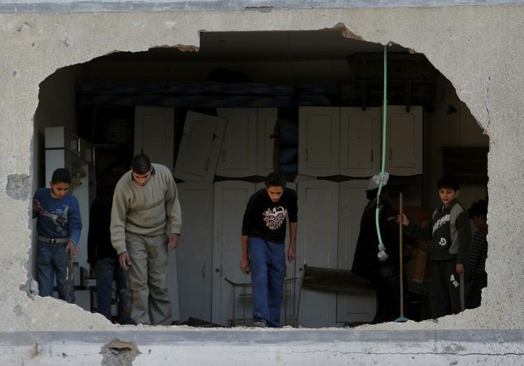Mange boliger i Gaza er blevet ramt af israelernes granater. Billedet er taget tidligere i dag. 