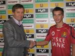 Sportschef Jan Laursen hilser Andreas Laudrup velkommen i FC Nordsjælland. Foto: fcn.dk 