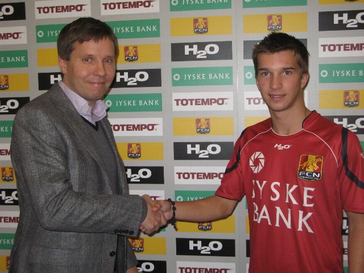 Sportschef Jan Laursen hilser Andreas Laudrup velkommen i FC Nordsjælland. Foto: fcn.dk 