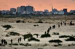 Israelske soldater på vej mod den nordlige del af Gaza-striben. Jagerfly har angrebet  Hamas-ledernes boliger, og landtropper kommer nu  tættere på Gazastribens  tætbefolkede byområder. 