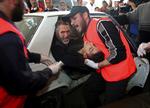 Palæstinensisk hospitalspersonale bærer en såret dreng ind på Shifa-hospitalet i Gaza By, drengen er blev kvæstet i et israelsk angreb. 