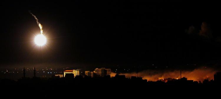 Røgen stiger til vejrs over Gaza By. Israelerne har bevæget sig dybere ind i byen end tidligere og befinder sig nu i beboelseskvarterer, hvor de affyrer granater. 