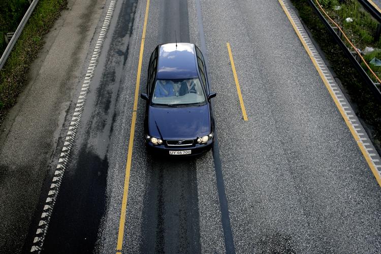 Regeringen vil inddrage motorvejens nødspor. Men Falck advarer mod forslaget: Det kan hindre, at ambulancer kan komme frem til trafikofre, advarer redningskorpset. 