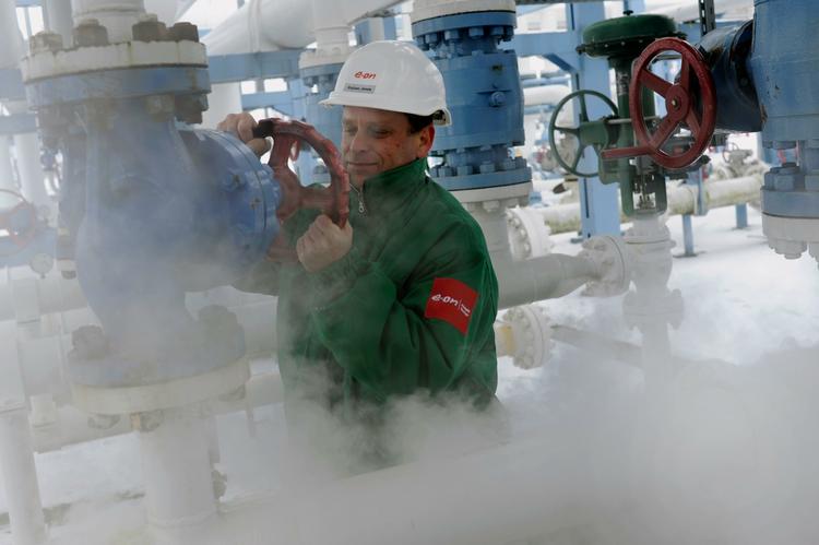 Mange europæiske lande er afhængig af gas fra Rusland. Her er det en ungarnsk arbejder, som tjekker gastrykket nær grænsen til Ukraine. 