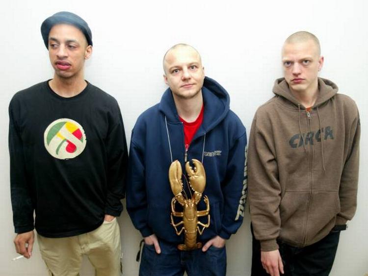 De tre medlemmer af Bikstok Røgsystem, Eaggerman (Dwayne McFarlane), Pharfar (Søren Schou) og Blæs B. (Lasse Bavngaard), samles igen på årets Skanderbrog Festival. 