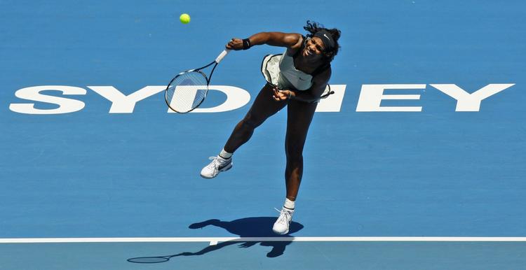 Serena Williams er bookmakernes favorit, når hun her til formiddag dansk tid møder Caroline Wozniacki. 