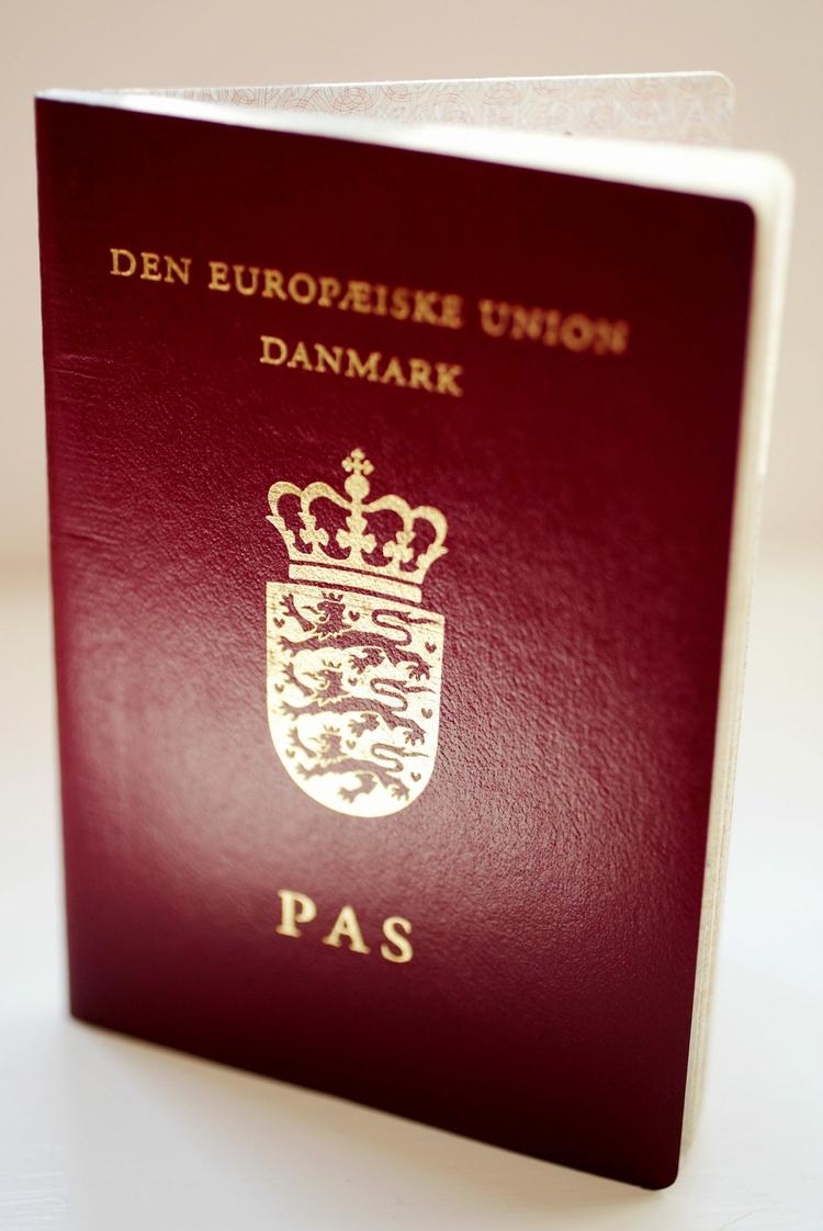 Danmark står uden for EU's samarbejde for pas, men mange venter, at Folketinget vil indføre de samme regler i Danmark. 